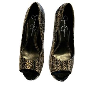 Jessica Simpson snakeskin high heel 7.5